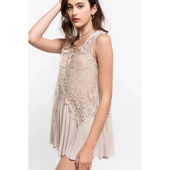 POL Beige V Neck Sleeveless Lace & Solid Tunic Top - Picture 4 of 6